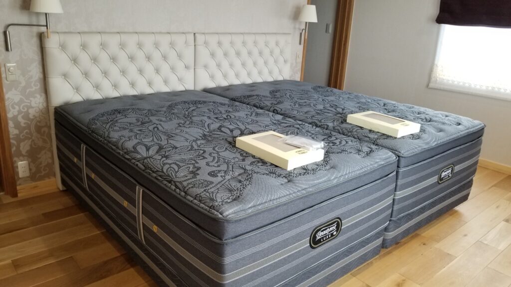 Simmons リュクス アルティメイトピロートップ・グロゼーユヘッドボード