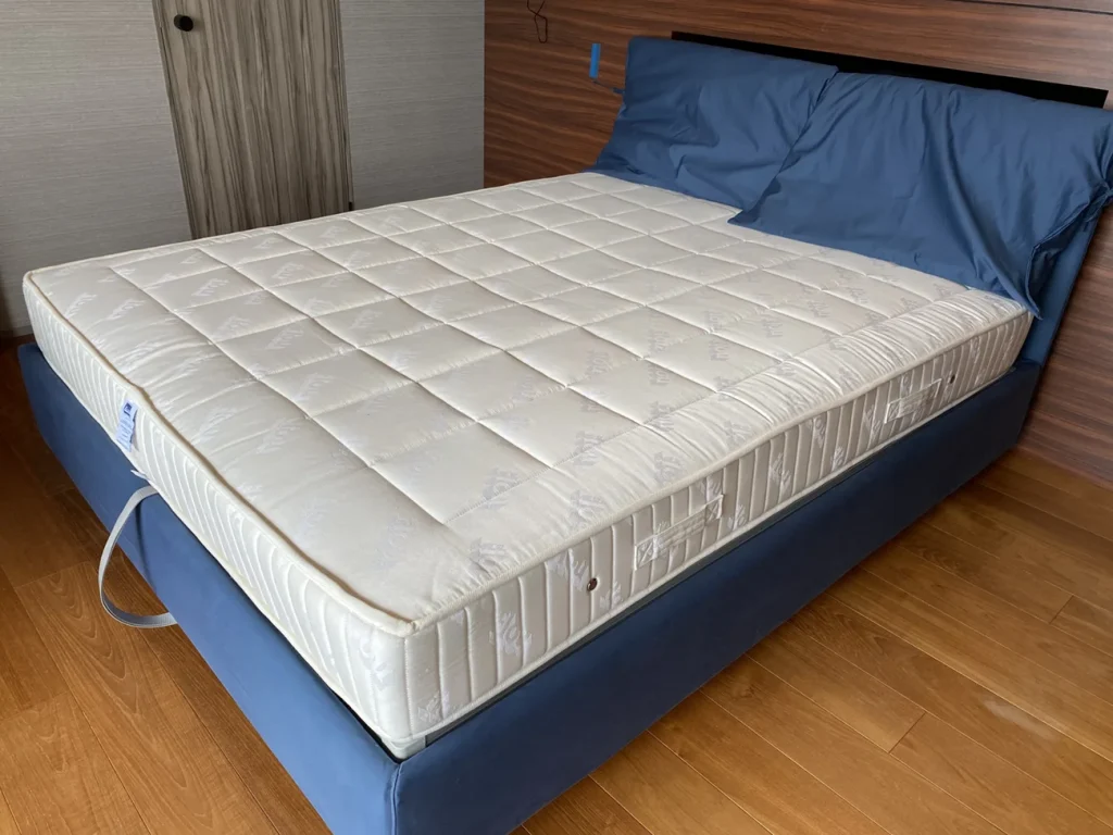 Flou Nathalie ベッド