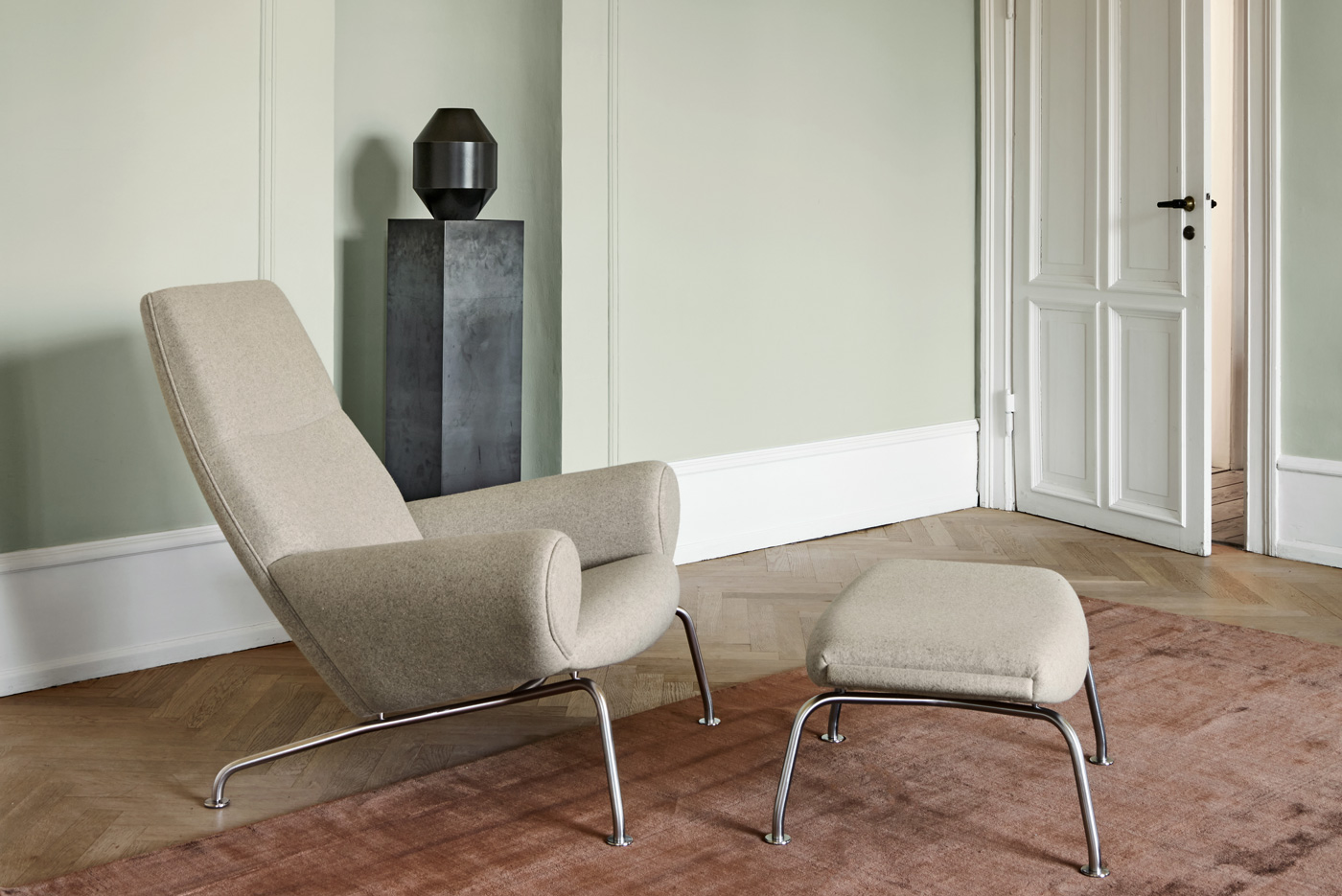 Fredericia "Wegner Queen Chair" + Ottoman Fredericia "Wegner Queen Chair" + Ottoman