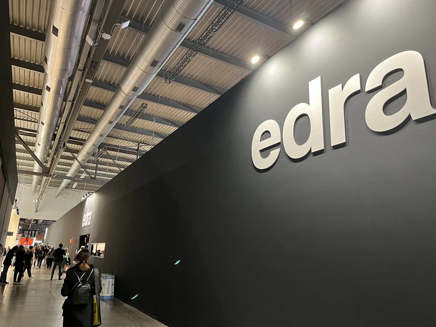 14_IMG_0348 外からは全く中の様子が見えない"edra"(エドラ)の巨大ブース photo by IL DESIGN