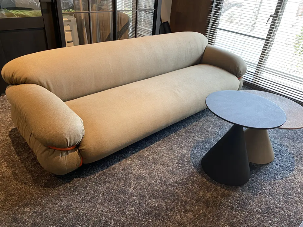 Tacchini SESANN ソファ、DESALTO CLAY MINI コーヒーテーブル