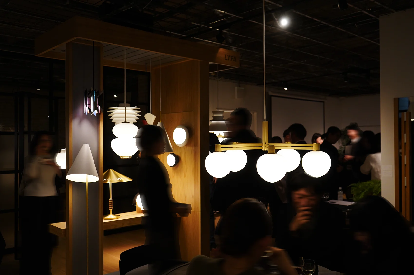 LYFAの灯りの中で談笑する人々 at Scandinavian Living Tokyo LYFAの灯りの中で談笑する人々 at Scandinavian Living Tokyo