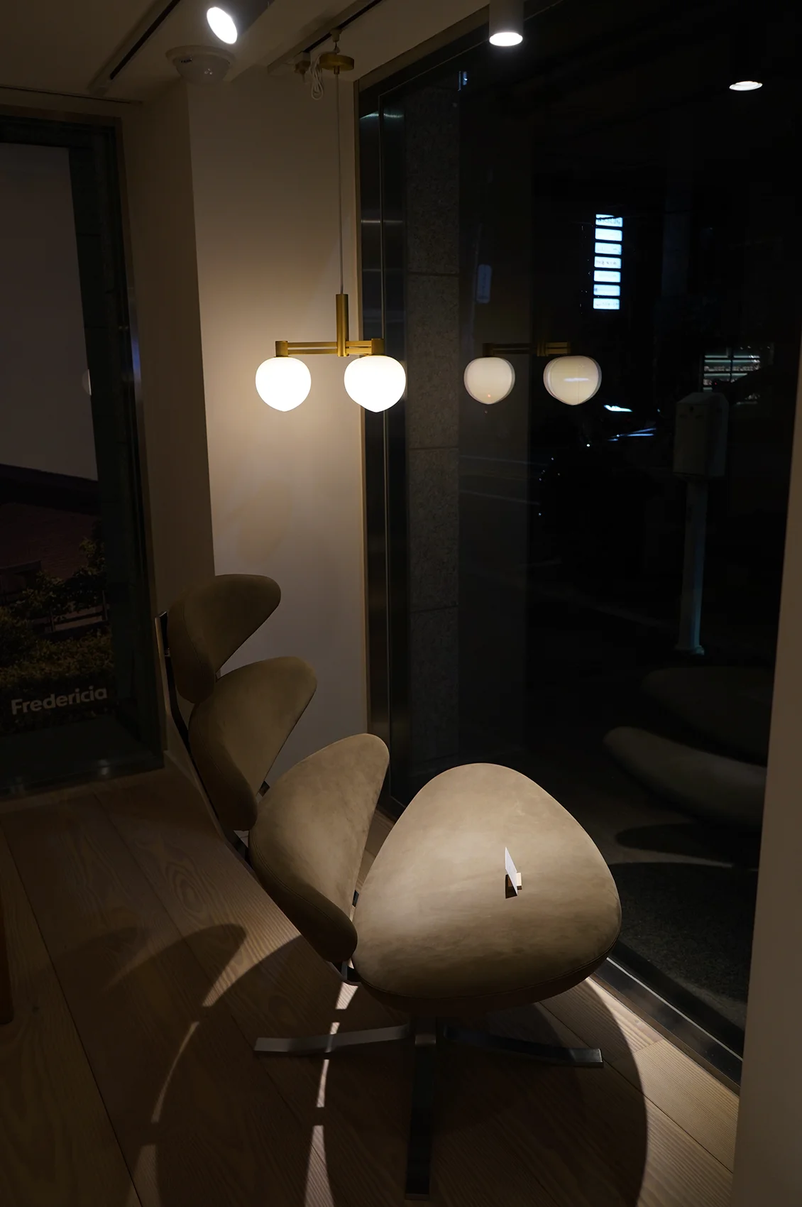 LYFA "MEMOIR"とFredericia "CORONA CHAIR" LYFA "MEMOIR"とFredericia "CORONA CHAIR"