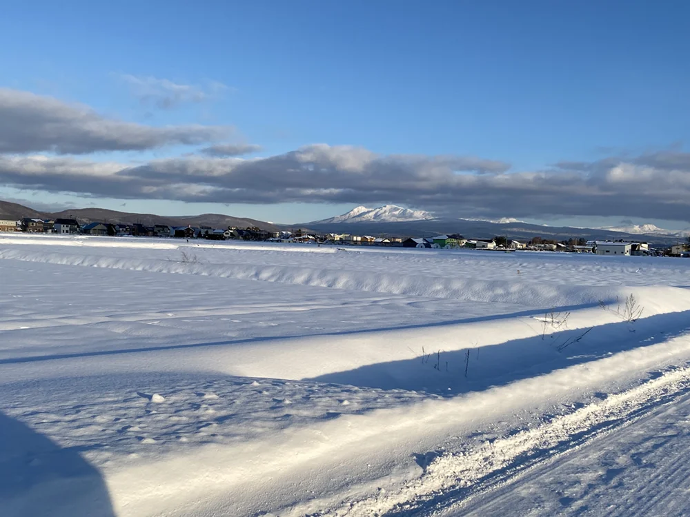 納品先の邸宅が佇む白い大地