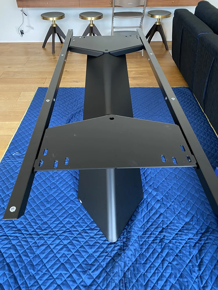 TYRON KERAMIKダイニングテーブルの特徴的な脚部をくみ上げた状態。