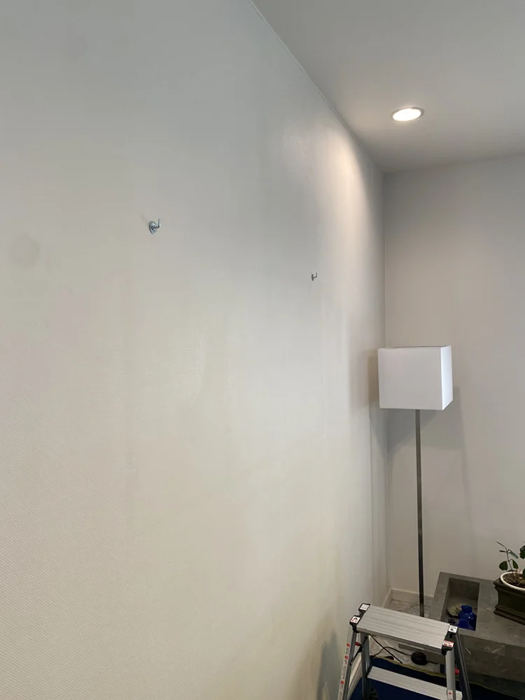 正確に採寸し、金具の取り付け位置を決定。
設置面の壁材と下地の確認を行い、
石膏ボード用アンカーとL字金具を取り付ける。