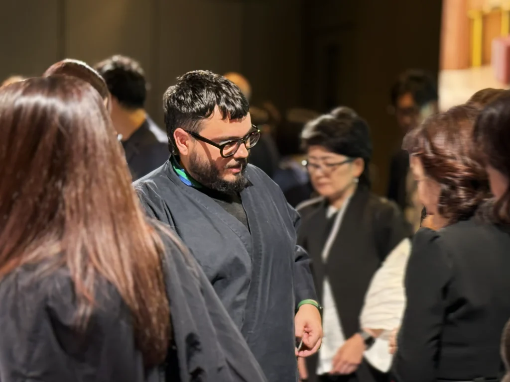 一人ひとりに家具のディテールを丁寧に伝えるMarco氏