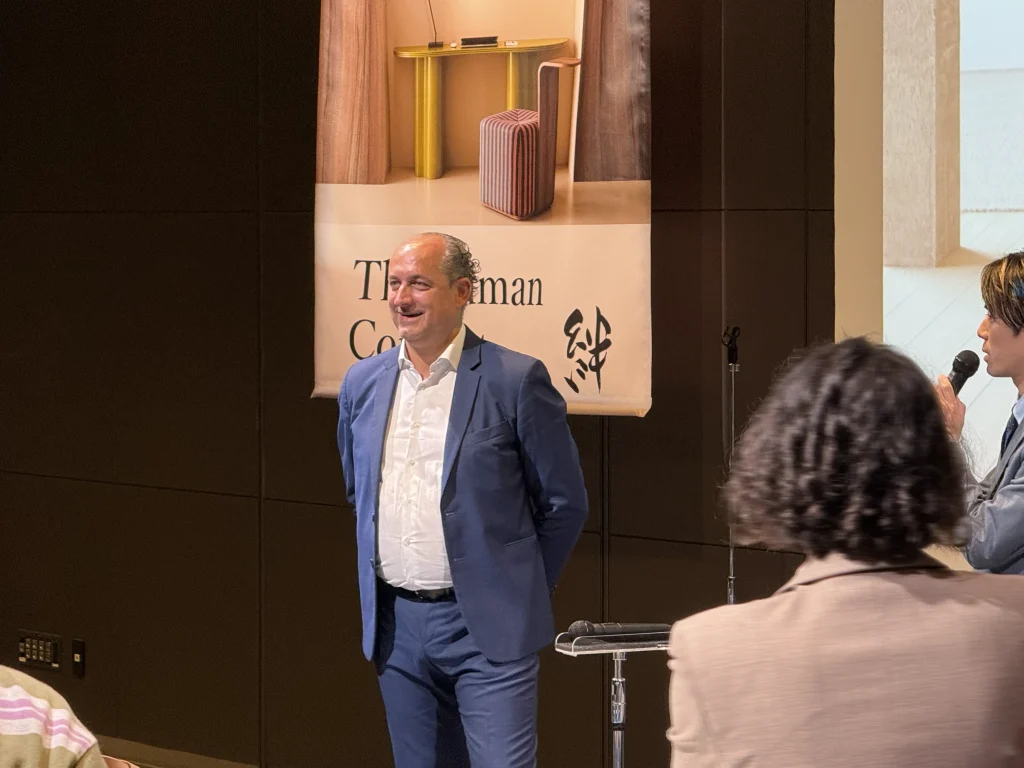 こんなに大勢の人達の前でお話できるのは光栄、とEmanuel氏