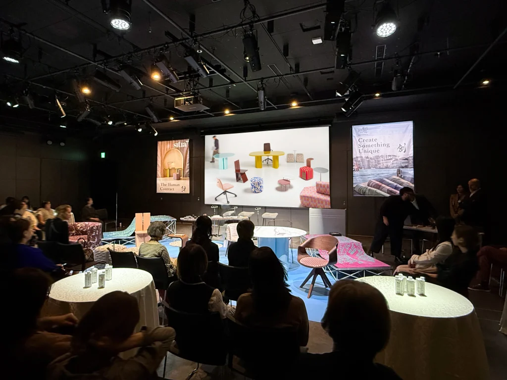 今年のSitiaのキャンペーンphotoが映されたスクリーン