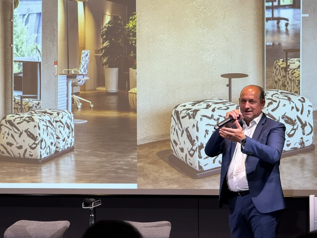 オットマン"Bon bon"は日本市場にもぴったり合いそう、 と語るEmanuel氏