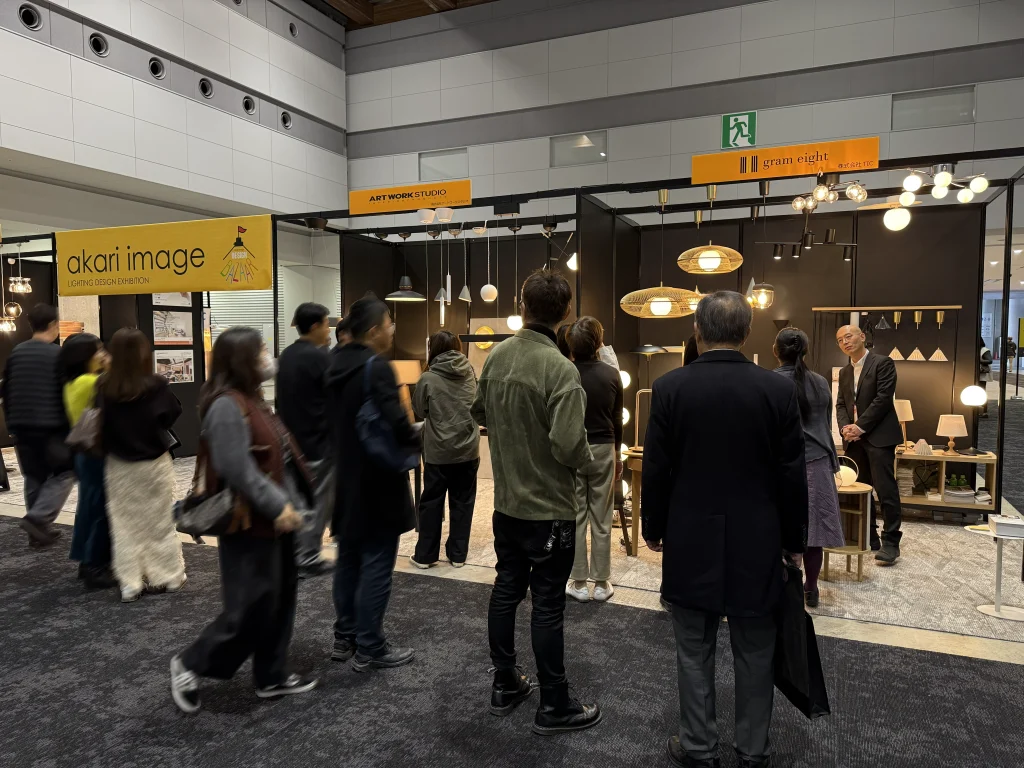 多くの方が立ち寄るgram eightブース。
来場者の方からの質問に
TICの斎木様が丁寧に答える