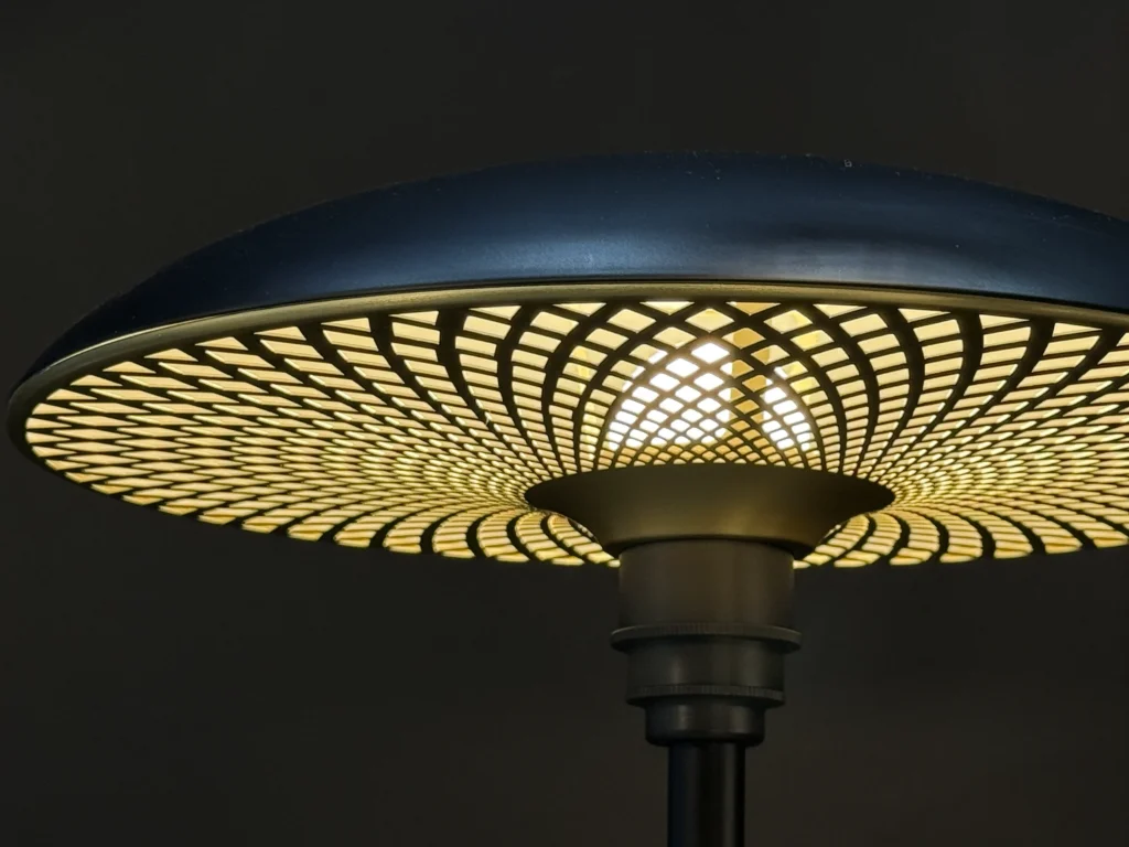 世界最大の"エイ"の名を冠したManta Ray フロアランプ