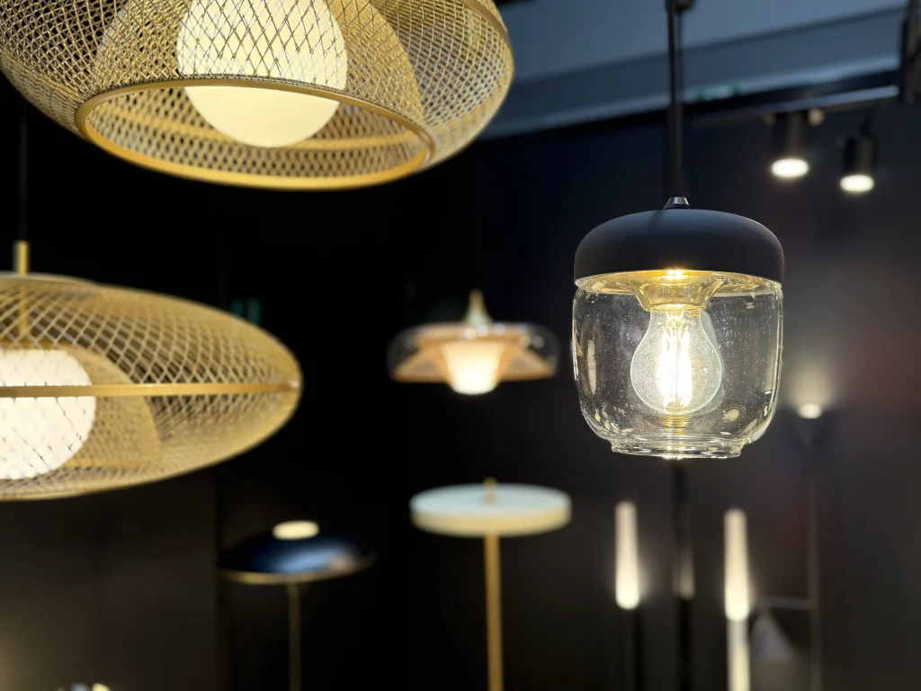 
Acorn(エイコーン)、Faraday(ファラデー)ペンダントの
幻想的な灯り