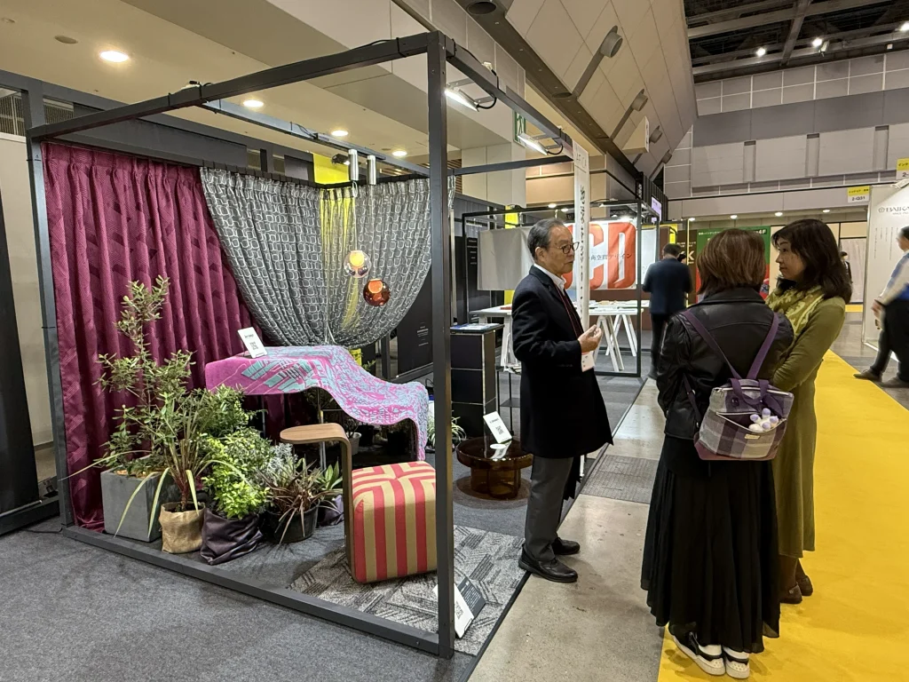 主催JAFICAの江口様、藤野様とIL DESIGN代表。
箱庭のように美しいキューブ型のブース前で。