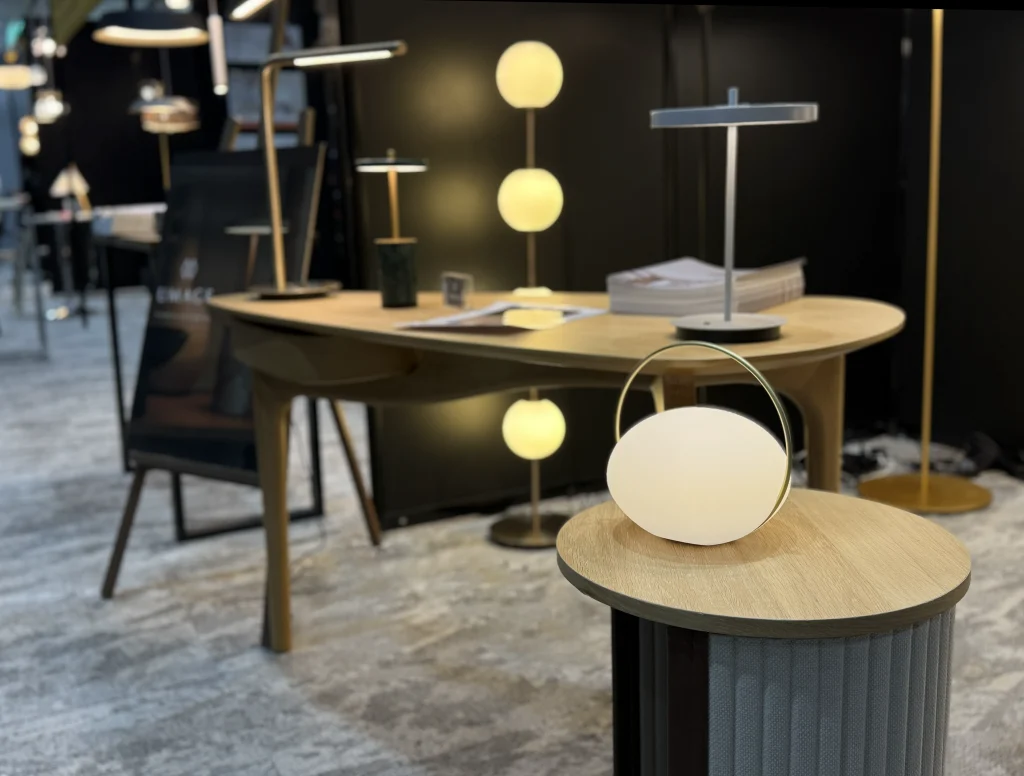 JAPANTEX 2025にて。
ほのあたたかいUMAGE(ウメイ)の照明が並ぶブース