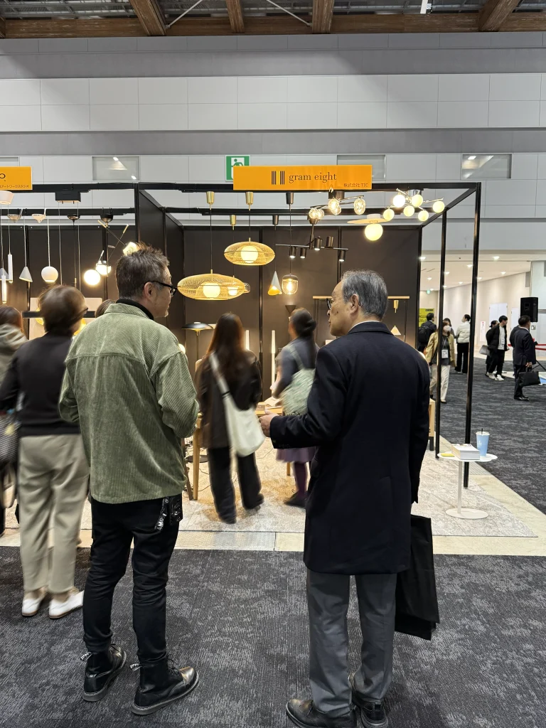 UMAGEの灯りの元で。TICの塚澤様(左)と弊社代表の合田