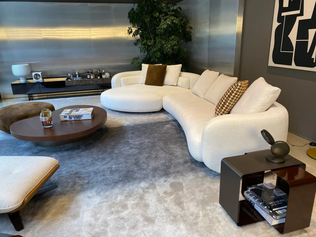 現地ミラノの陽の光の中で見る家具は格別な印象