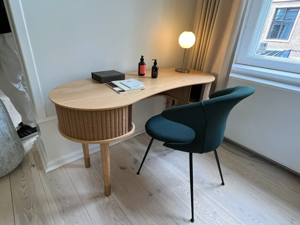 UMAGEショールームにて。
Audacious desk & Time Flies dining chairs
(2024年 コペンハーゲン 3daysofdesignにて撮影)