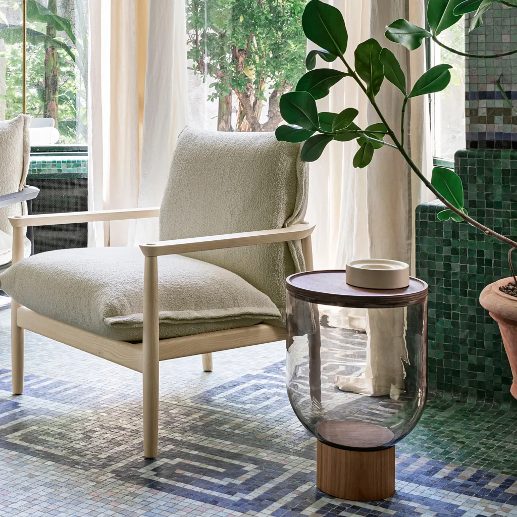 miniforms "Sergia" アームチェアの傍らの"Mastea"