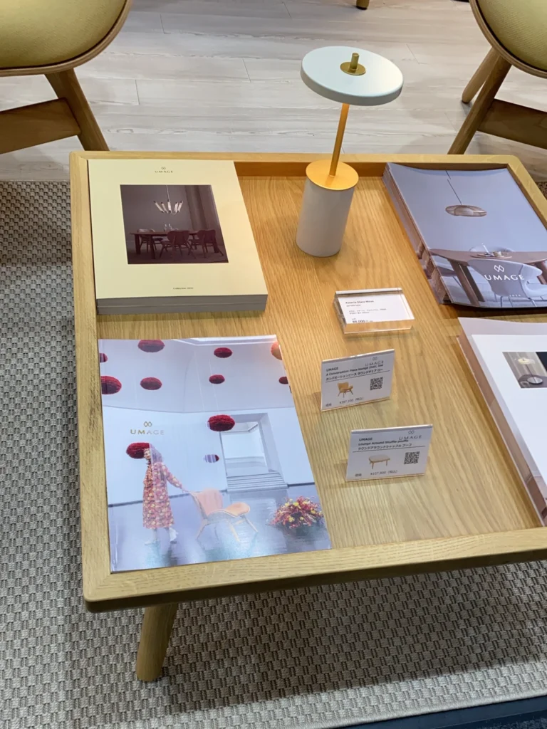 Lounge Around Shuffle(ラウンジアラウンドシャッフル)
コーヒーテーブルに載せられた"UMAGE INDEX" (日本版価格表)
