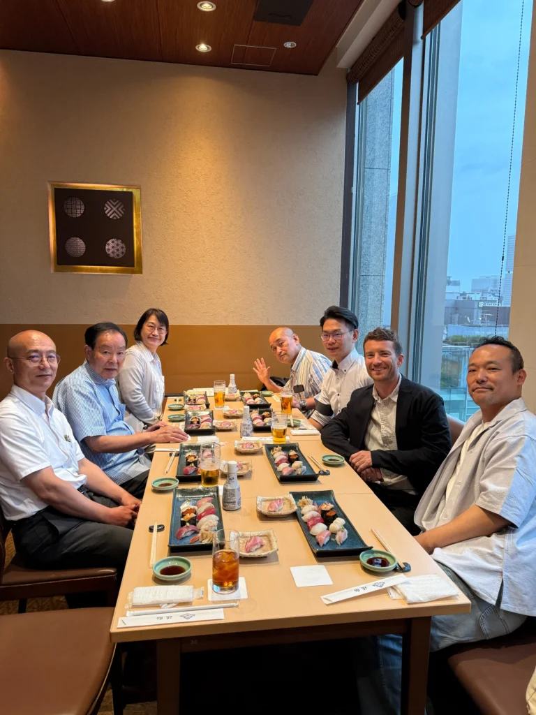 Brettさんを囲み、イル デザインとTICの皆さんで初日の打ち上げ!
銀座鮨店にて。