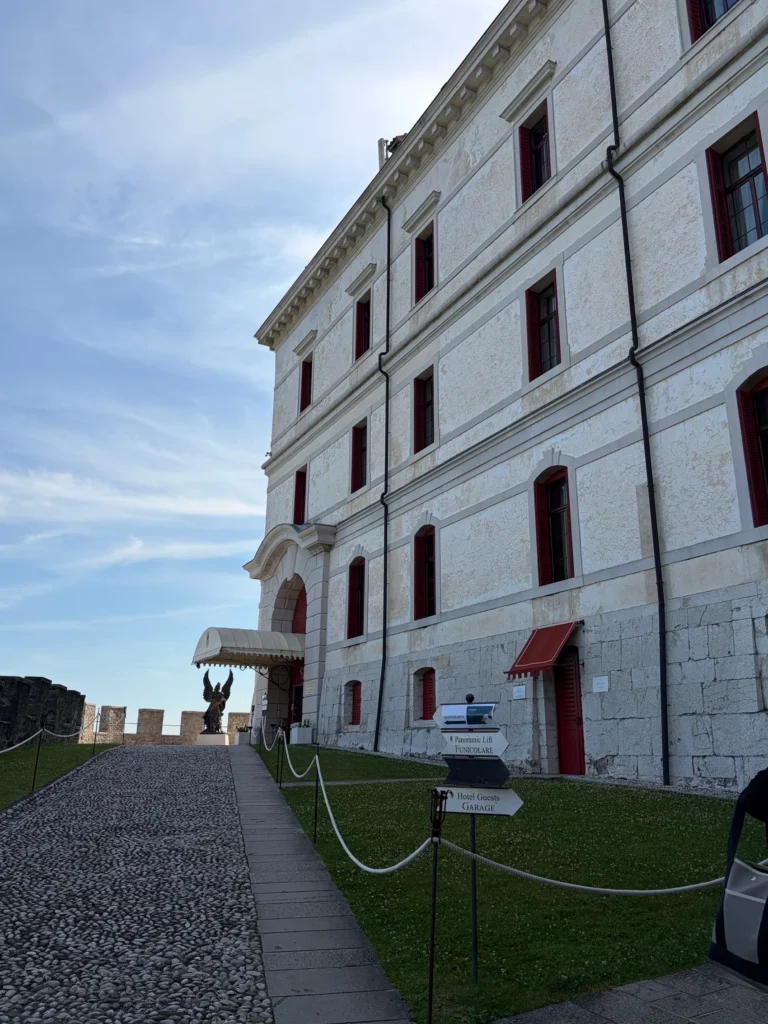 CastelBrandoホテルの外観。
エントランスの横に城壁が見える。