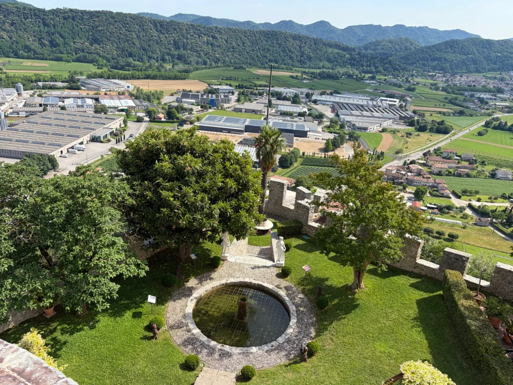 宿泊・商談会が行なわれたCastelBrandoホテルからの景色。
綿々と続く畑は全てブドウ畑。