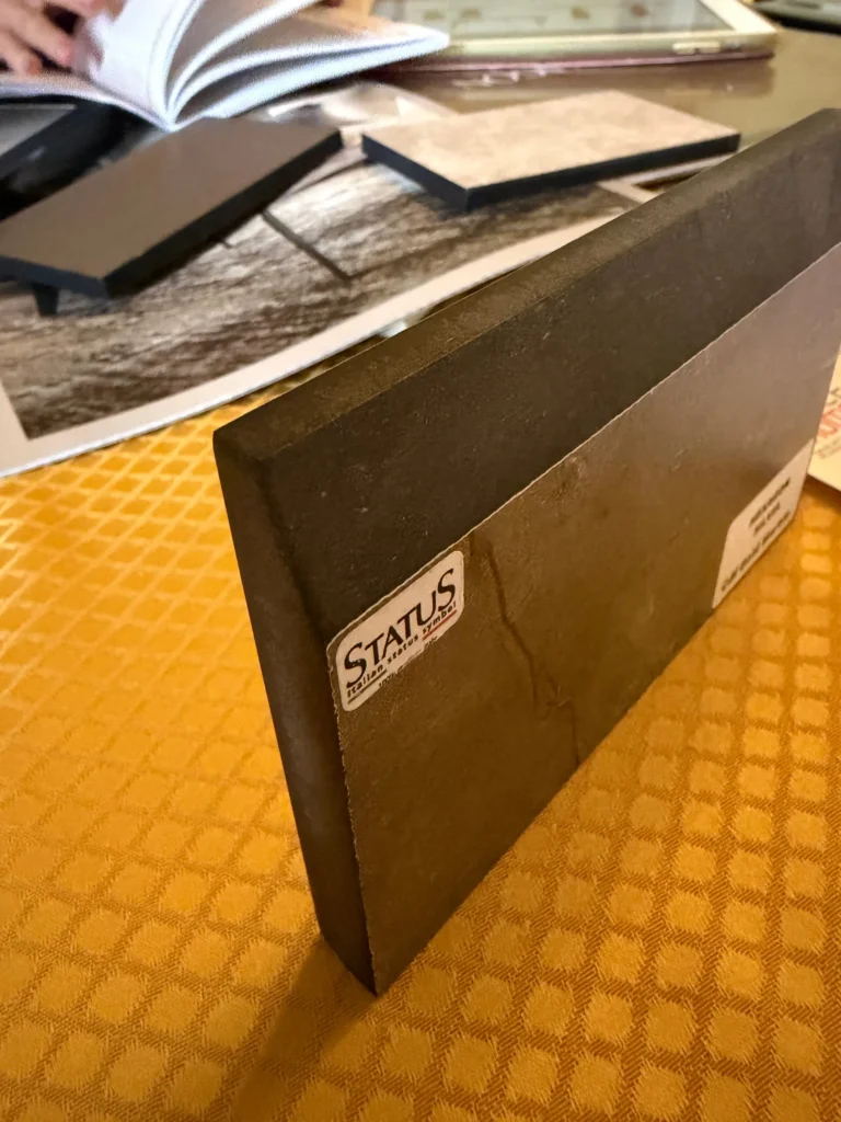 Status ItaliaのHDF製天板のサンプル。