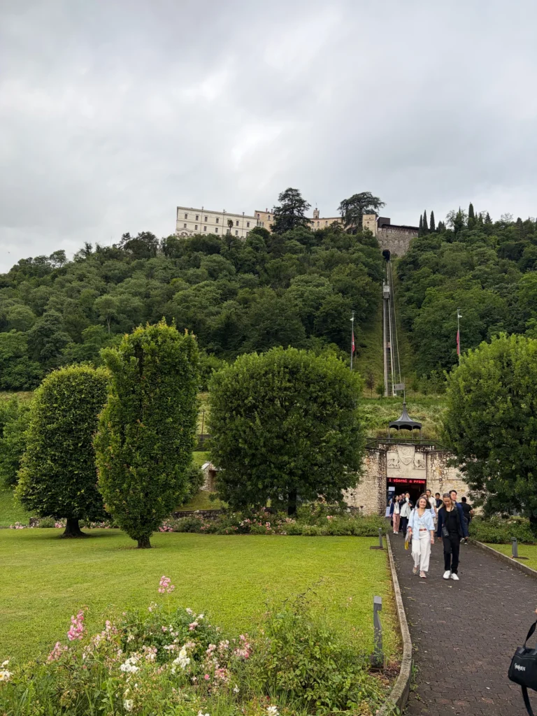 CastelBrandoホテルを出発。

門の向こうはバスは通れず、ケーブルカーで降りてくる。