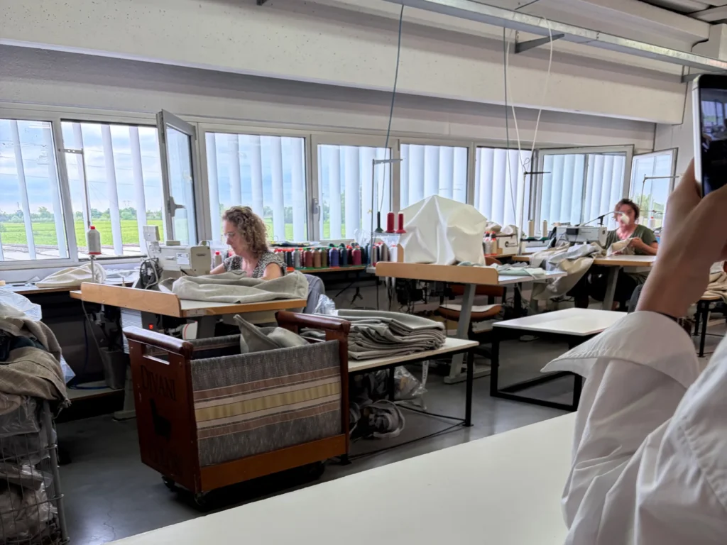 工場内での作業風景を間近で見学。