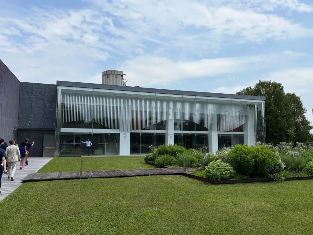 見学参加者を出迎えるAlf DaFreの本社兼工場の担当の方。