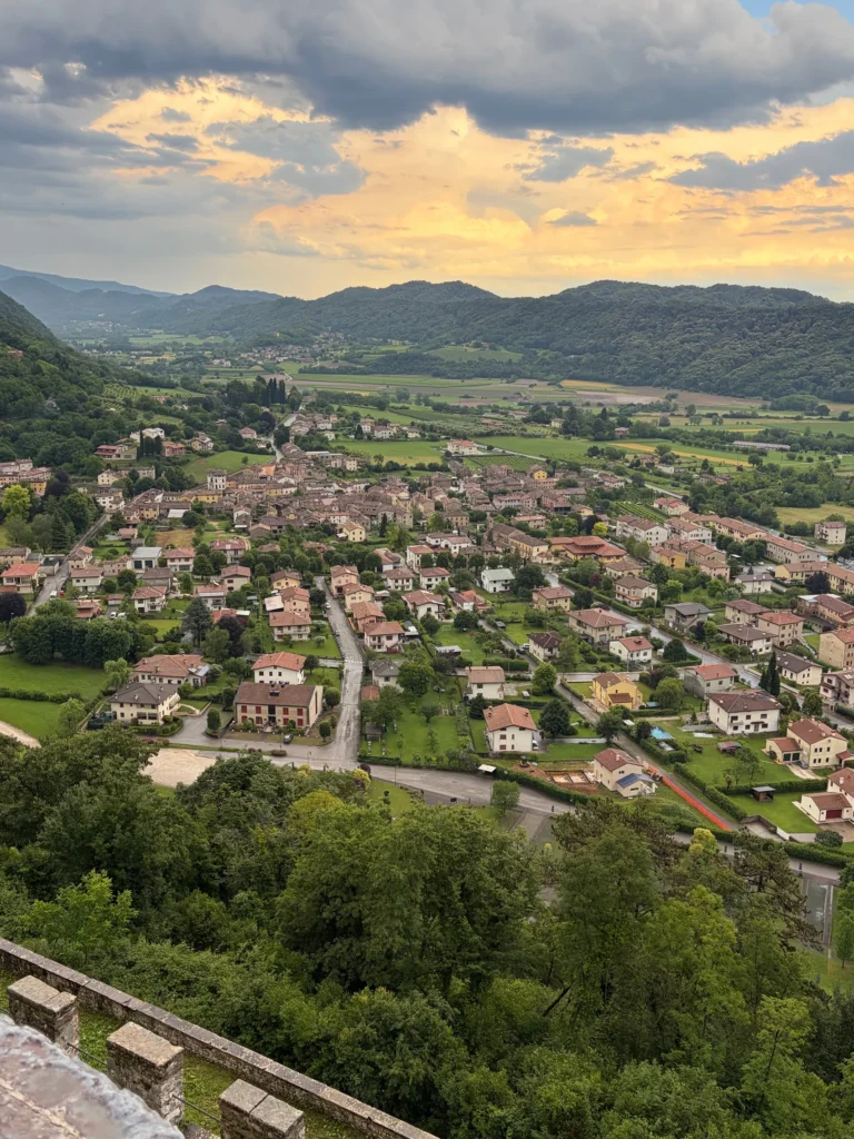 夕陽が照らす、城からの

Cison di Valmarino(チゾーン・ディ・ヴァルマリーノ)の眺め。