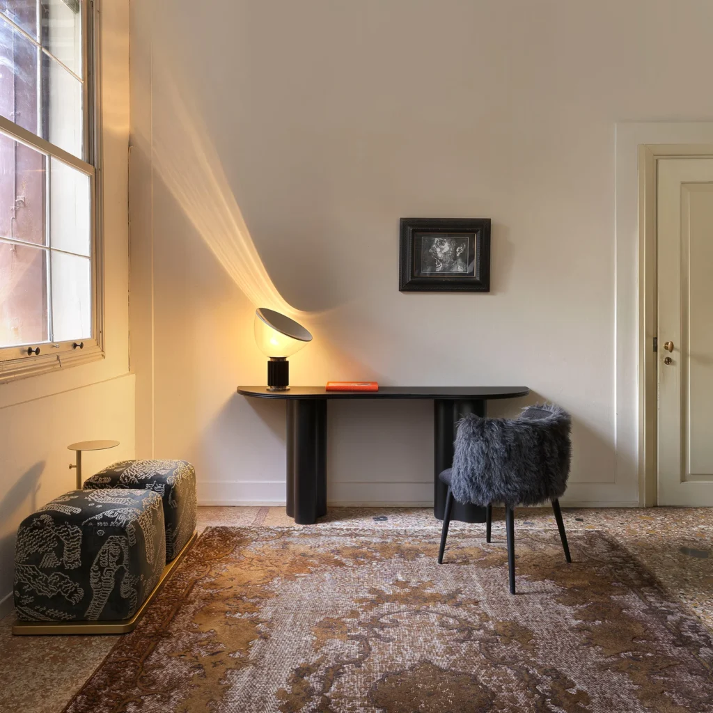 Sitia "BonBon, Armut, Pergy chair"
(BonBon張地: Dedar "Tiger Mountain 003")