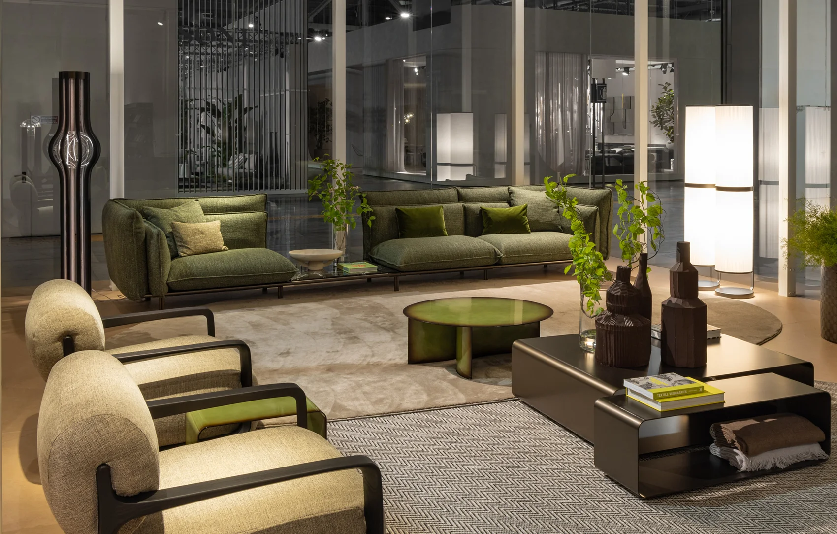 Flou "A2" ソファ, Natevo "Ashaa" ランプ (Flou / Natevo Milano Design Week 2026より)