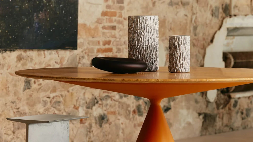 イエロートラバーチン大理石を使用した温かみのある
華やかなバージョンも登場した、Clay(クレイ)テーブル