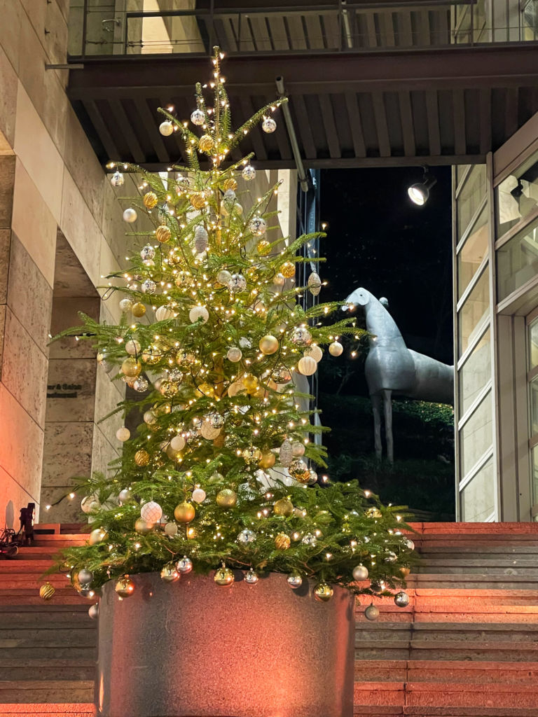東京デザインセンター馬の彫刻前のクリスマスツリー 東京デザインセンター馬の彫刻前のクリスマスツリー