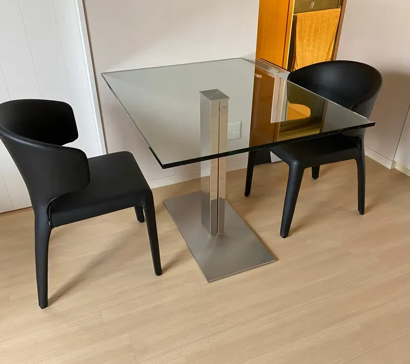 Cattelan Italia ELVIS テーブル、Cassina HOLAアームチェア