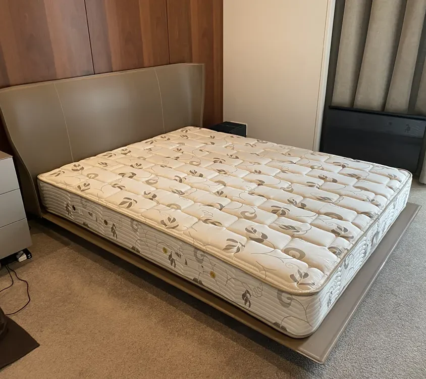 B&B Italia ALYS ベッド (クイーンサイズ)