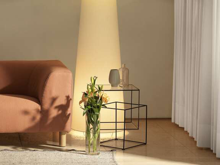 cappellini_thin_black_table_2_750 cappellini_thin_black_table_2_750