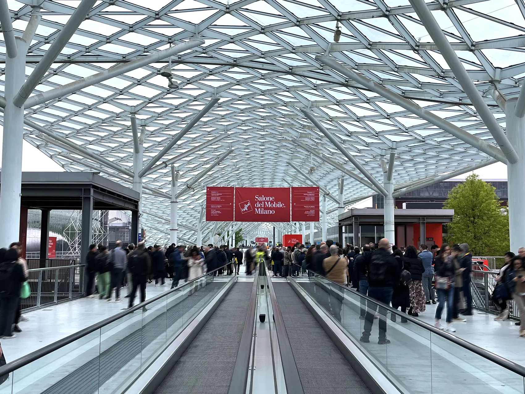 1_photo_by_ILDESIGN_0276 ミラノサローネの会場Fiera Milano, Rho ゲート付近の様子 photo by IL DESIGN