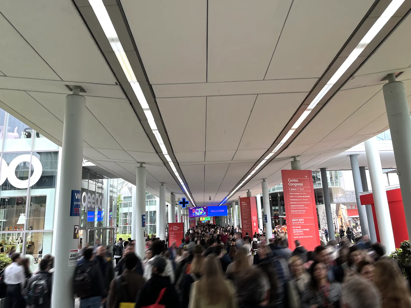 4_photo_by_ILDESIGN_0822 会場Fiera Milano, Rhoを東西に走る大通路を行き交う人々 photo by IL DESIGN