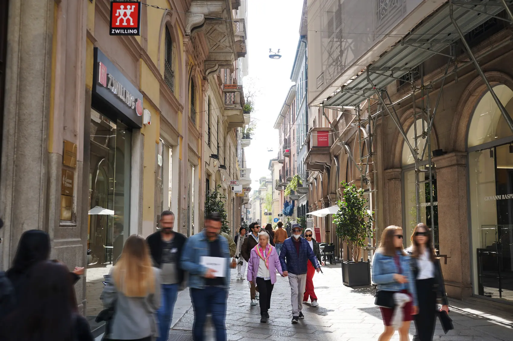 11_DSC02074 建物が美しい小路、Via della Spiga(スピガ通り)。 右手奥に"Giorgetti"(ジョルジェッティ)の4F建ての建物 photo by IL DESIGN