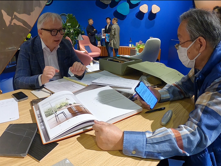 12_1_IMG_mini "miniforms"(ミニフォームズ)のCEOと弊社代表との商談の様子 photo by IL DESIGN