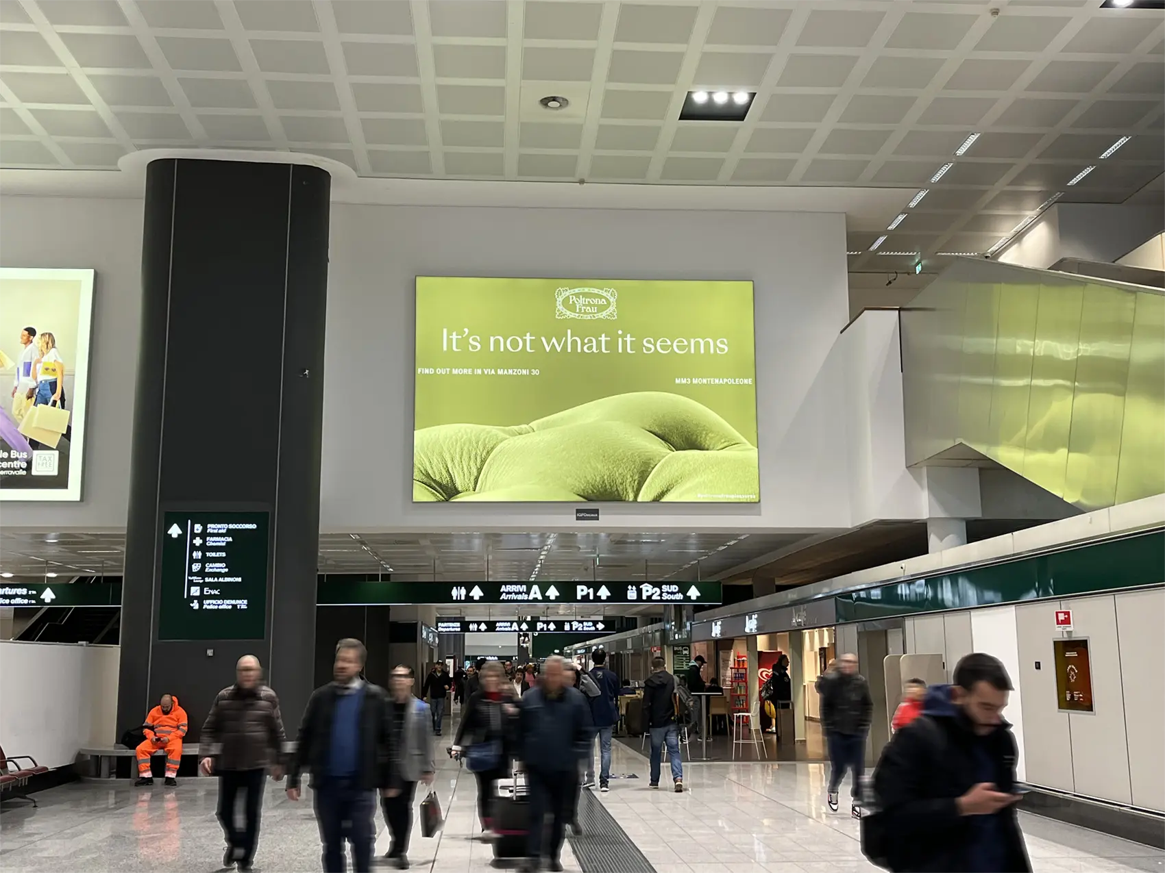 空港の"Poltrona Frau"(ポルトローナフラウ)の巨大広告 photo by IL DESIGN