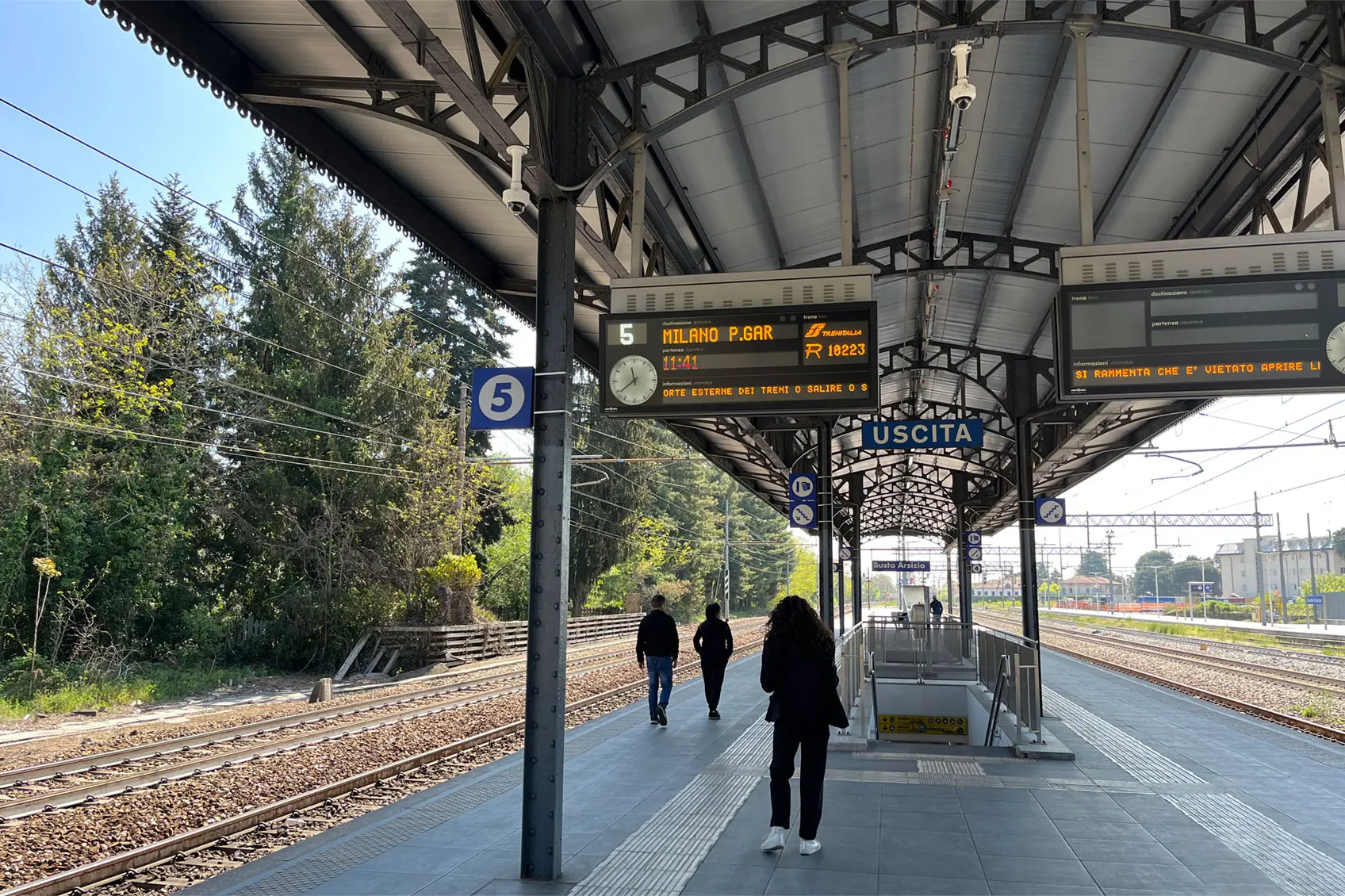 滞在ホテル最寄り駅の趣あるBusto Arsizio(ブスト・アルシーツィオ)駅 photo by IL DESIGN