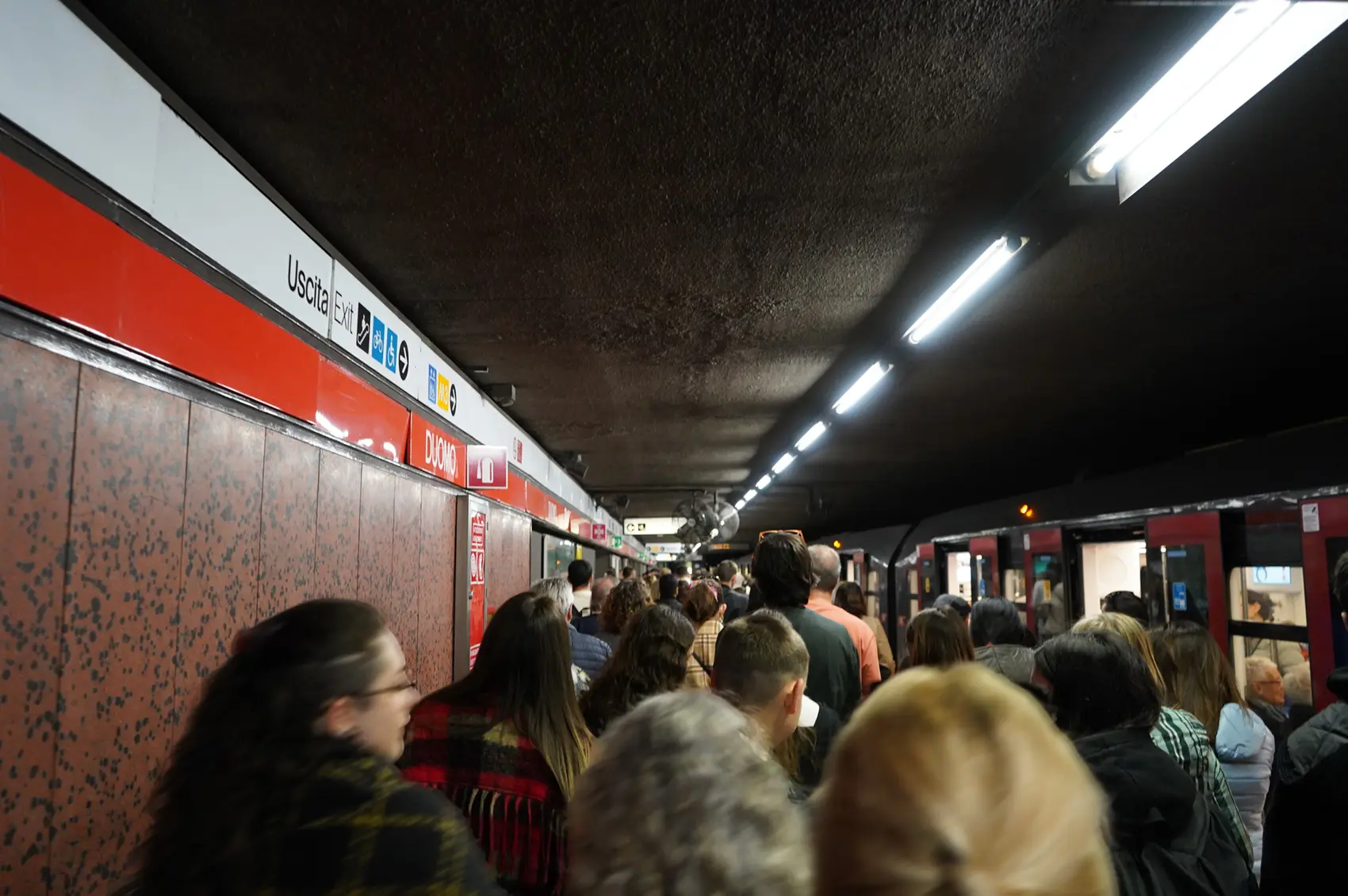 地下鉄M1のDuomo(ドゥオーモ)駅は大混雑 photo by IL DESIGN