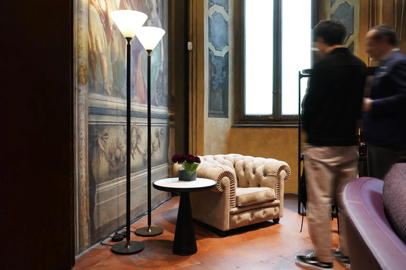 8_DSC02037 宗教画が描かれた壁画の部屋の中に鎮座する Chester(チェスター)アームチェア photo by IL DESIGN