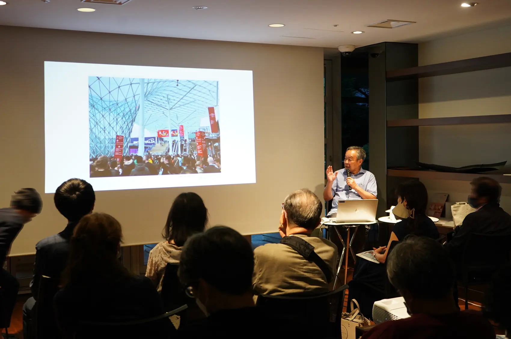 5年ぶりの参加で感じた様々な変化について語る 弊社IL DESIGN(イル デザイン)代表 合田 2023salone_report_mtg_2-2