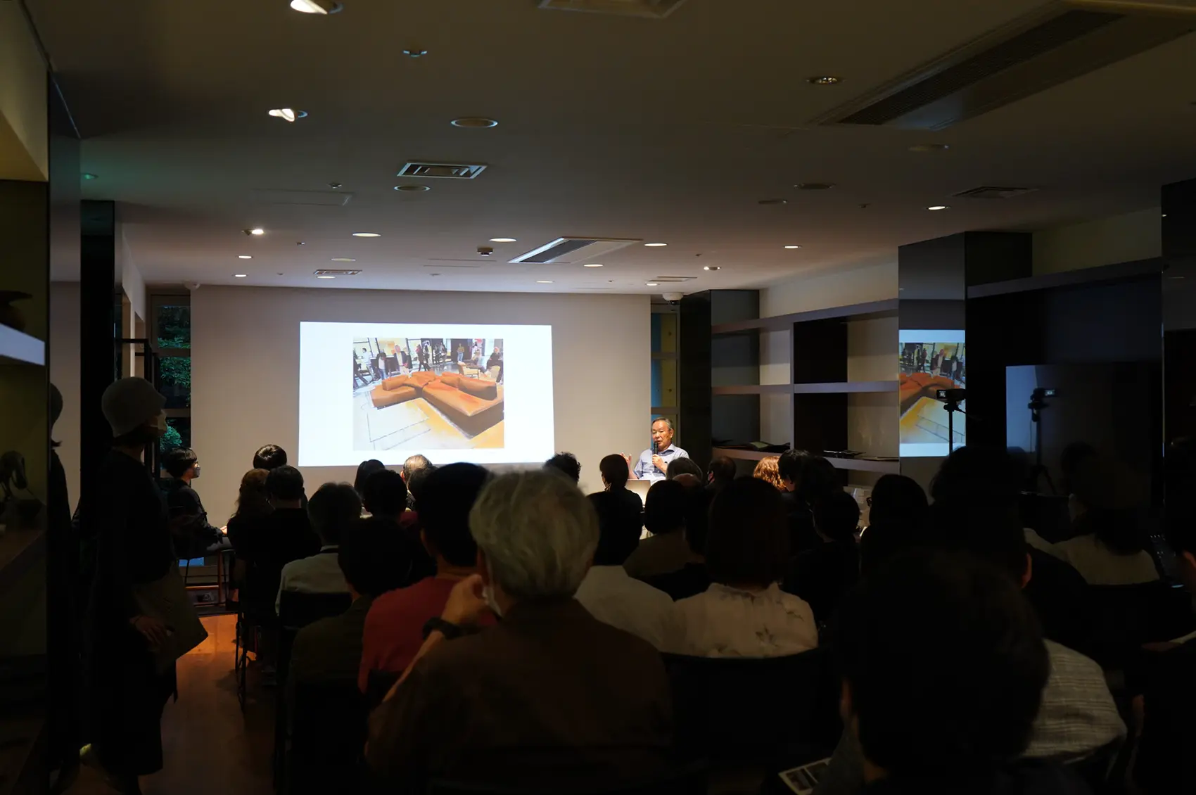 Rivolta(リヴォルタ)のブース訪問時の様子を語る弊社IL DESIGN代表の合田 2023salone_report_mtg_2-4