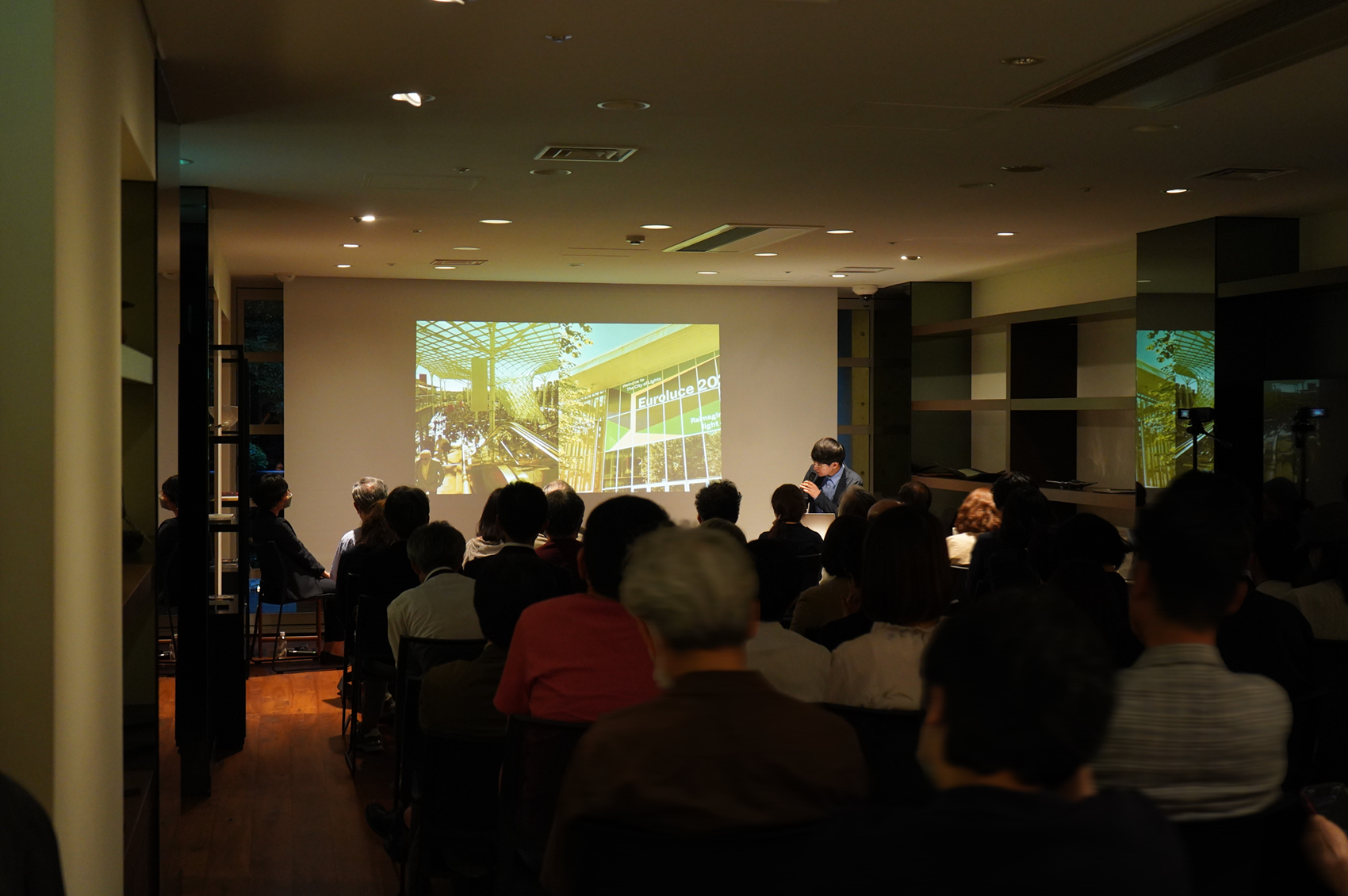 4年ぶりに開催のEuroluceの賑わう会場についてお話しする ルミナベッラ 東京マネージャー 宮崎氏 2023salone_report_mtg_3-1